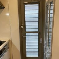 画像1464：神奈川県横浜市／某マンション／風除室ドア框カバー工法