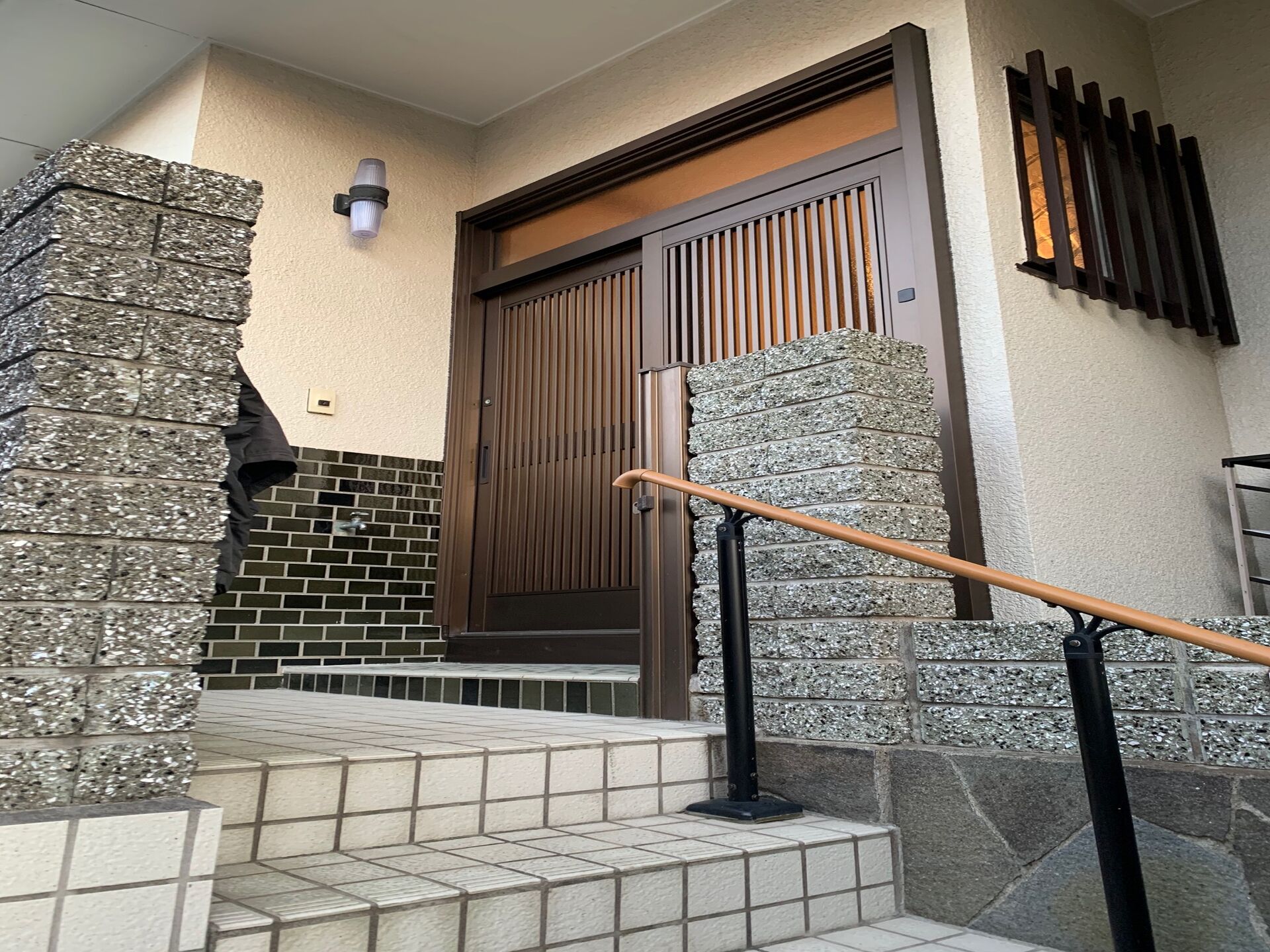 画像1873：神奈川県横浜市／某マンション／風除室ドア框カバー工法