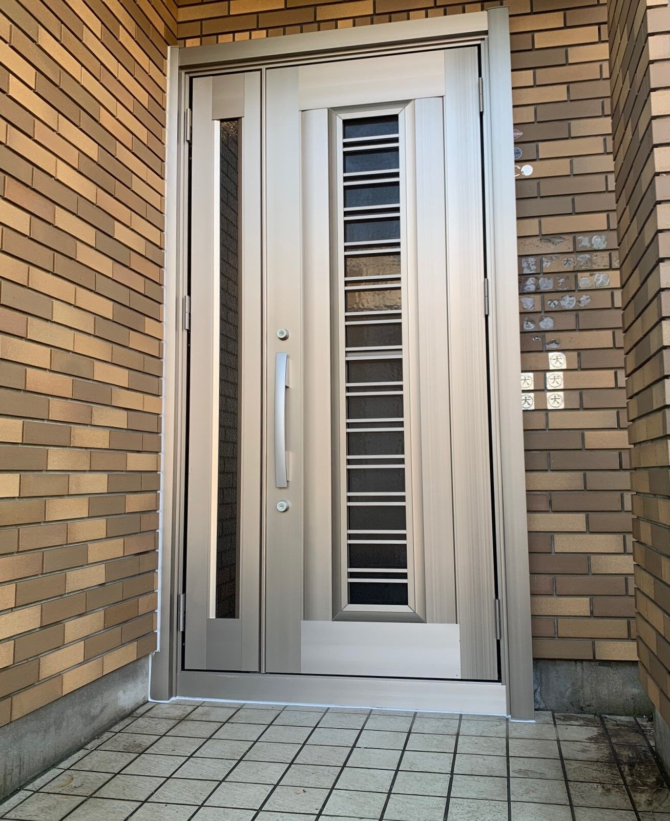画像1879：神奈川県横浜市／某マンション／風除室ドア框カバー工法